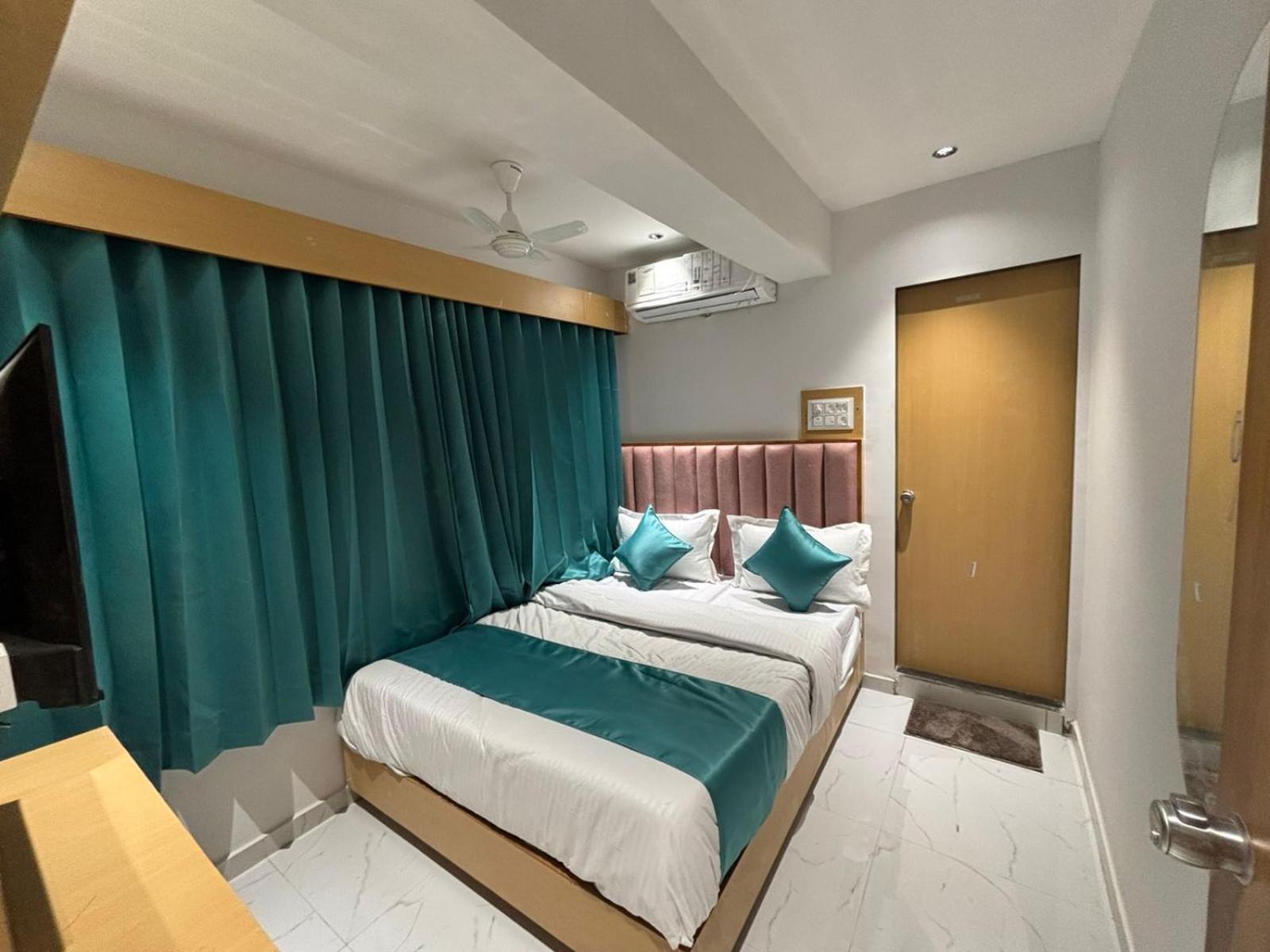 אחמדאבאד Hotel Phoniex מראה חיצוני תמונה